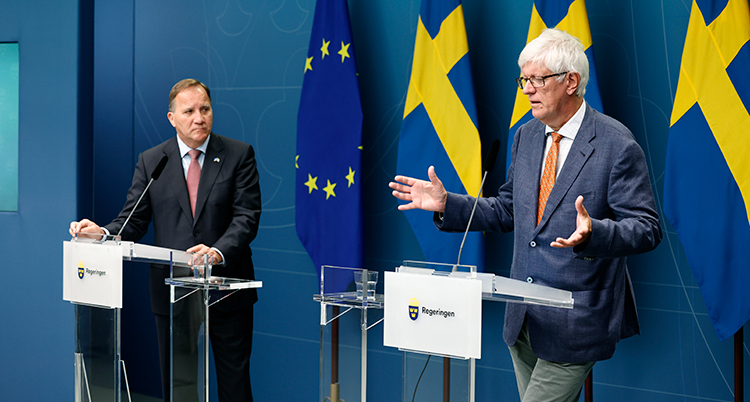 statsministern och experten på pressträffen.