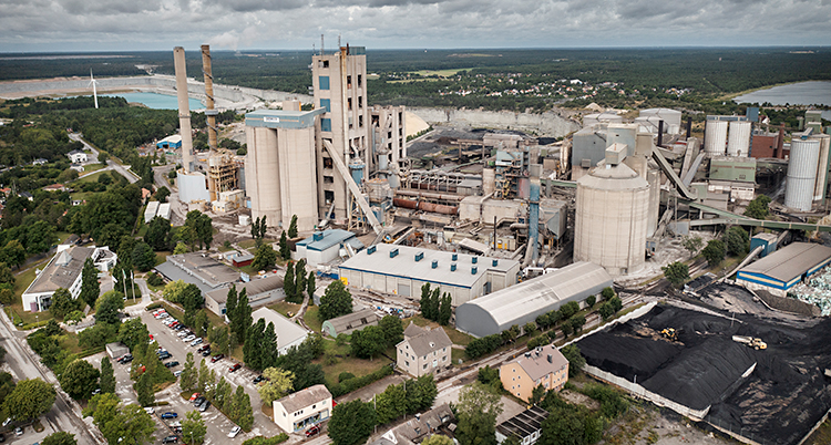 En bild som är tagen från luften och som visar en stor fabrik.