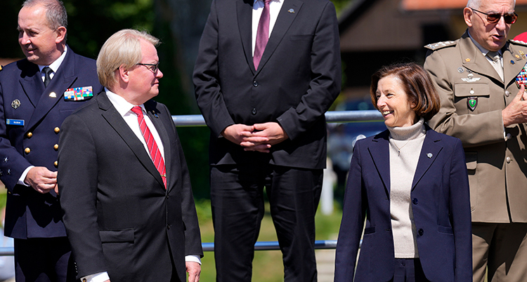 Hultqvist och franska ministern tittar på varandra.