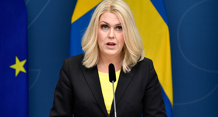 Lena Hallengren pratar på pressträffen.