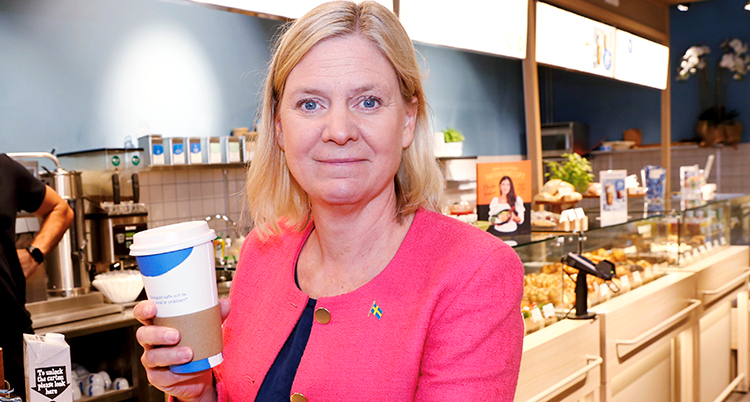 Andersson står med en mugg kaffe.
