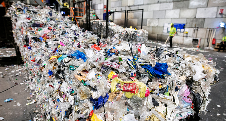 Massor av förpackningar i plast på ett band i en industri