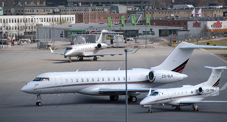 flygplan parkerade på bromma flygplats.