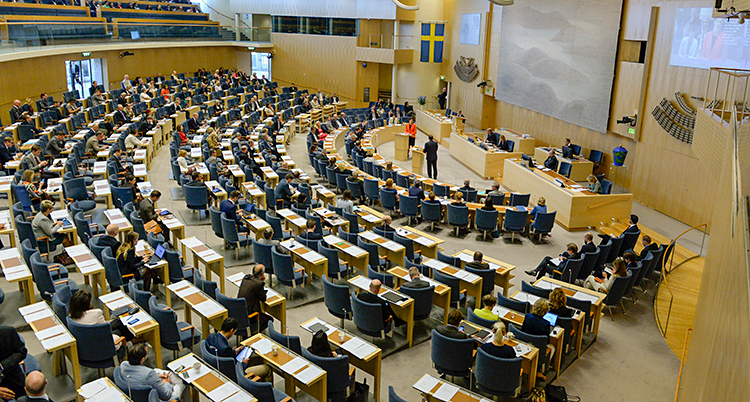 En stor sal där många politiker sitter.