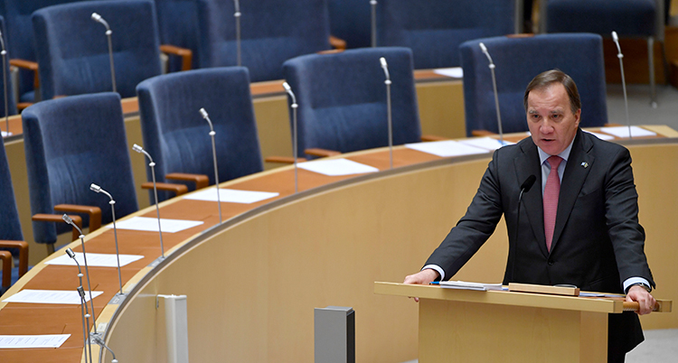 Sveriges statsminister Stefan Löfven pratar i riksdagen.