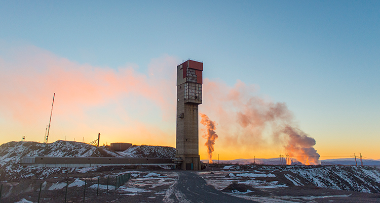Ett torn syns mot en klar himmel vid ett berg