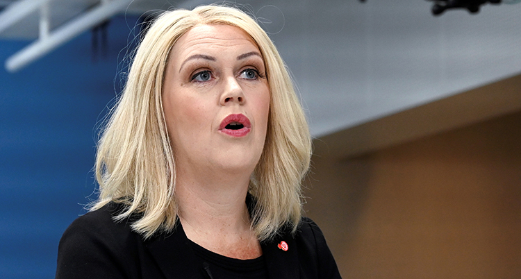 Lena Hallengren pratar.