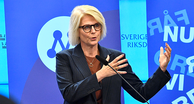 Svantesson pratar. Bakom henne är Moderaternas märke.