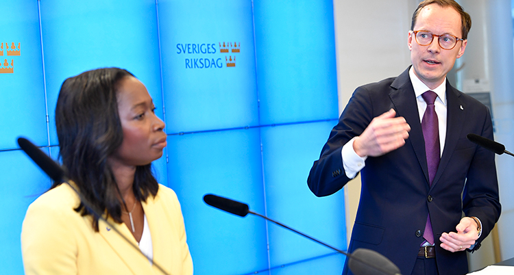 Sabuni och Persson bredvid varandra. Persson pratar.
