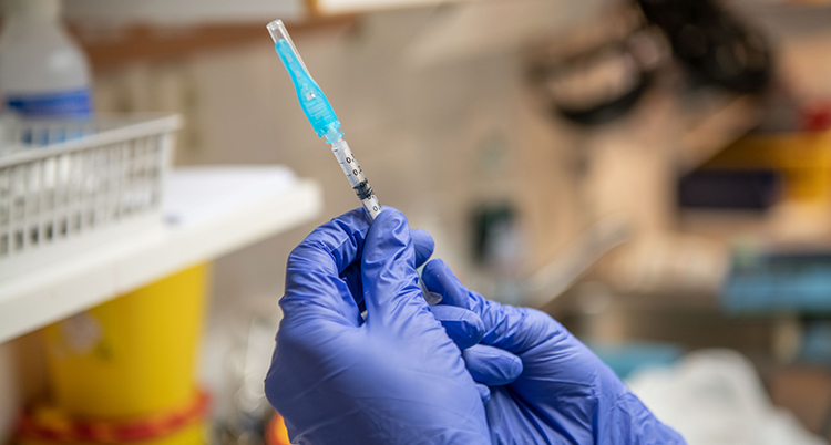 Spruta för vaccin mot viruset corona.