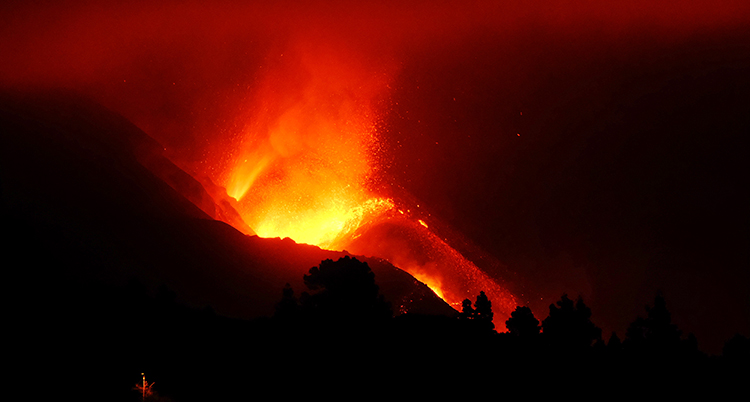 Röd lava sprutar från vulkanen