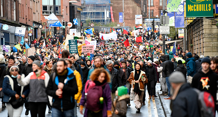 Massor av människor i demonstrationståget.