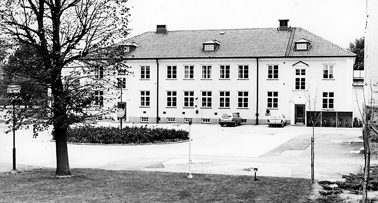 En svartvit bild som visar ett stort hus.