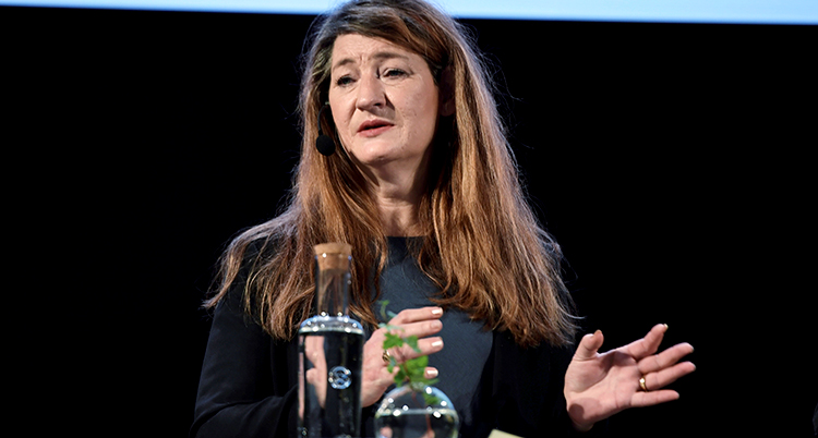 Susanna Gideonsson pratar på presskonferensen.