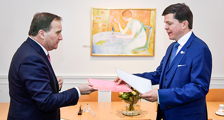 Stefan Löfven ger papper till Andreas Norlén.