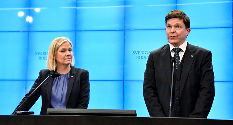 Andersson och talmannen pratar med pressen.