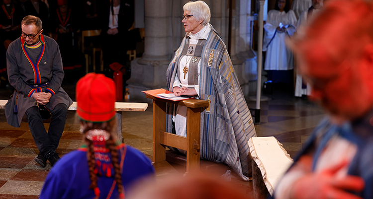 Antje Jackelen pratar inför flera samer i kyrkan.