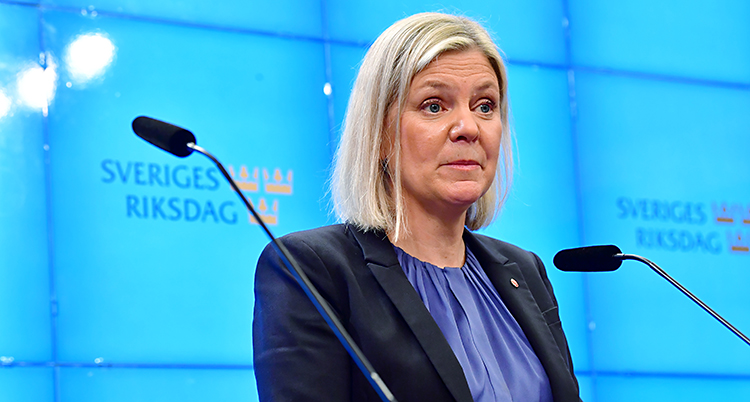 Hon står och pratar i en mikrofon.