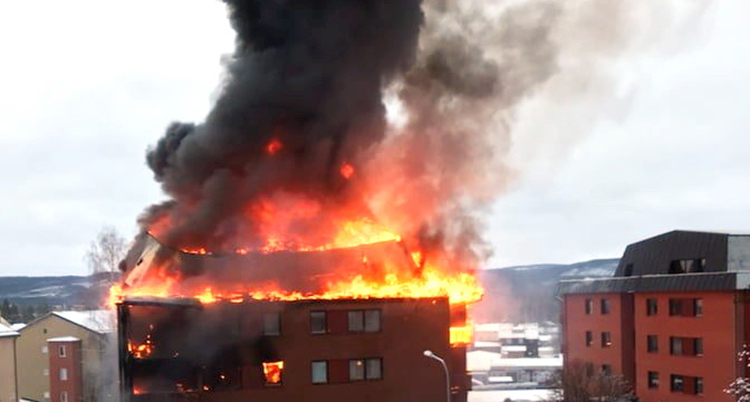bild på hus där hela övre plan brinner. Bilden är tagen från håll.