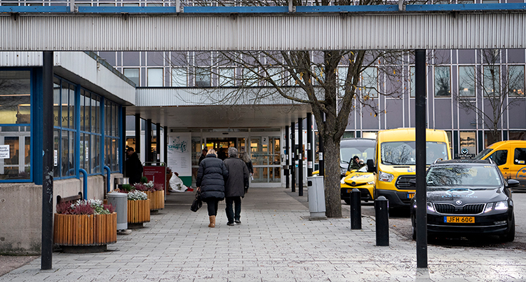 Sjukhusets ingång från gatan.