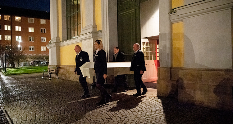 Einars kista bärs ut från kyrkan efter begravningen.