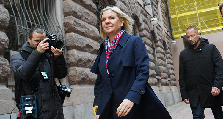 Magdalena Andersson går utomhus.