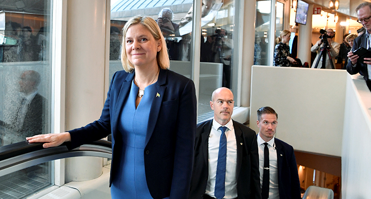 Magdalena Andersson i en rulltrappa.