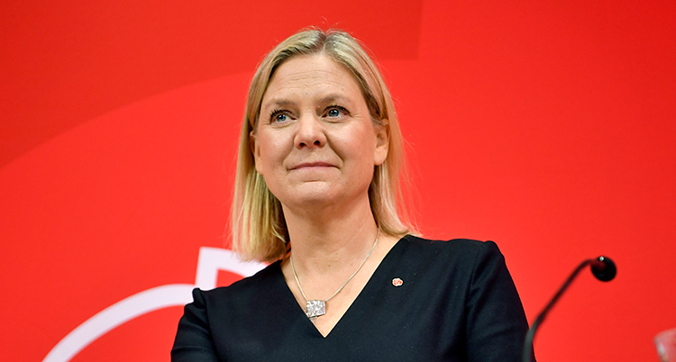 Ett porträtt på Magdalena Andersson som ler.