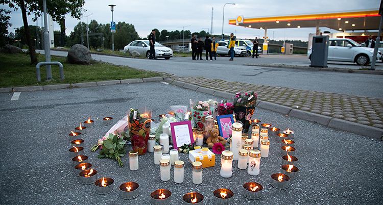 På en parkering står det marschaller, ljuslyktor och blommor.