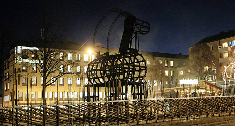 Det är mörkt ute. Vi ser bockens ställning som står utomhus i Gävle.