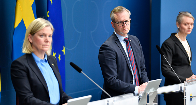 Regeringen har en pressträff.