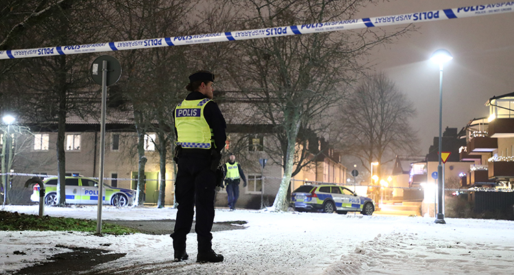 En polis vaktar vid en gata i Linköping.