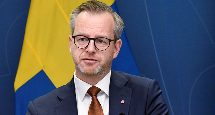 Damberg på presskonferensen.