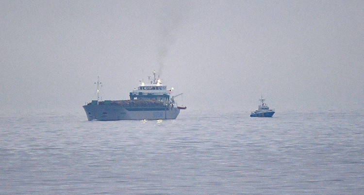 Två båtar ute på havet.