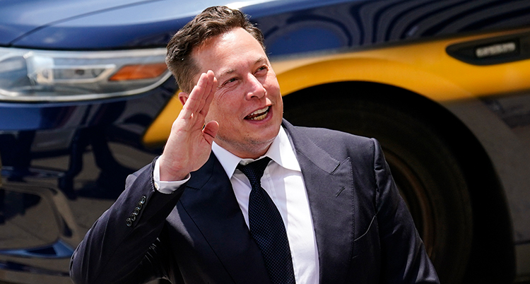 Elon Musk vinkar åt någon.