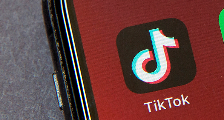 Tiktoks app i en mobil.