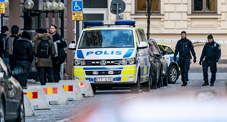 Poliser och elever på gatan utanför skolan efter händelsen.