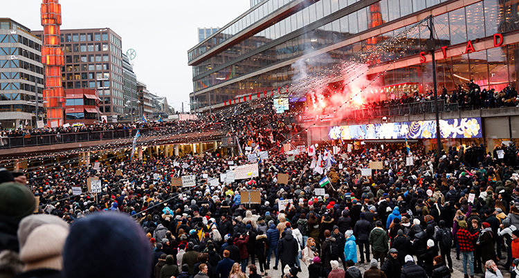 Massor av människor trängs på torget.