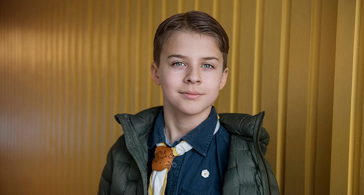 Tioåriga Oskar Björklund kollar in i kameran.