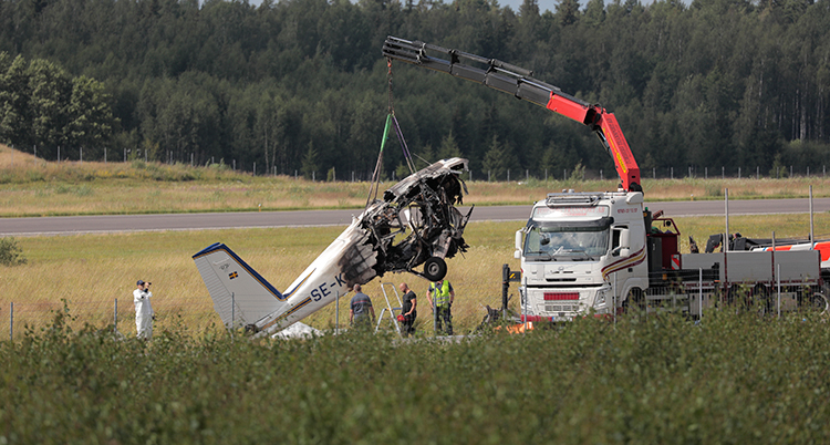 Ett kraschat flygplan lyfts av en kran.