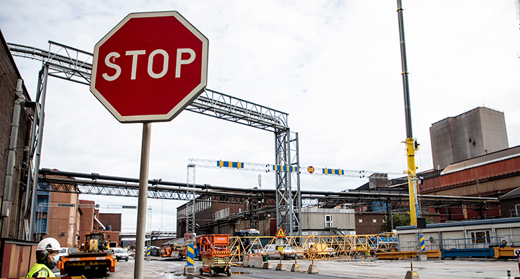 En väkskylt där det står Stop framför fabriken.