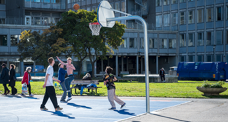 Unga på en basketplan.