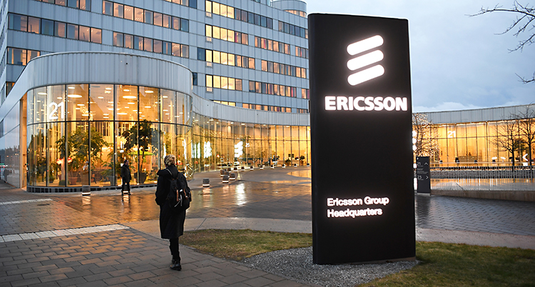 Ett stort hus. Utanför huset finns en skylt där det står Ericsson.