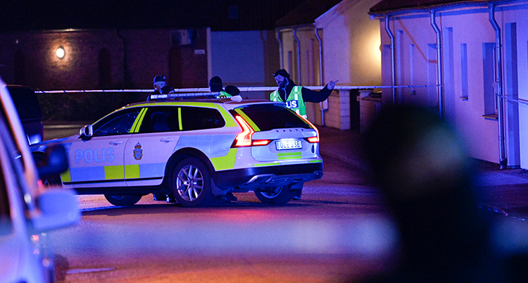 Poliser har spärrat av ett område i Hörby.