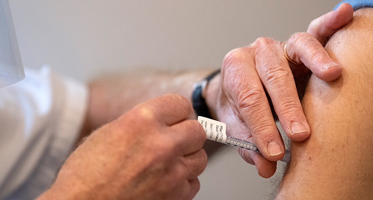 En person får vaccin mot viruset corona.