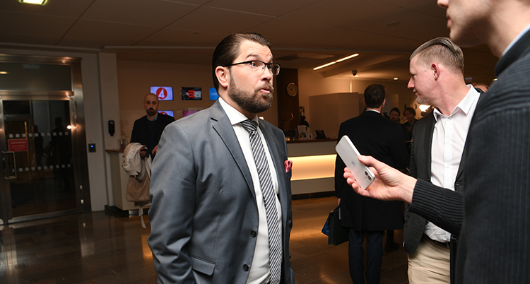 Åkesson pratar med en man med mikrofon.