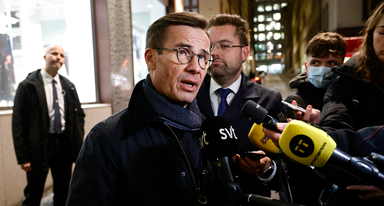 Kristersson talar i en mikrofon.