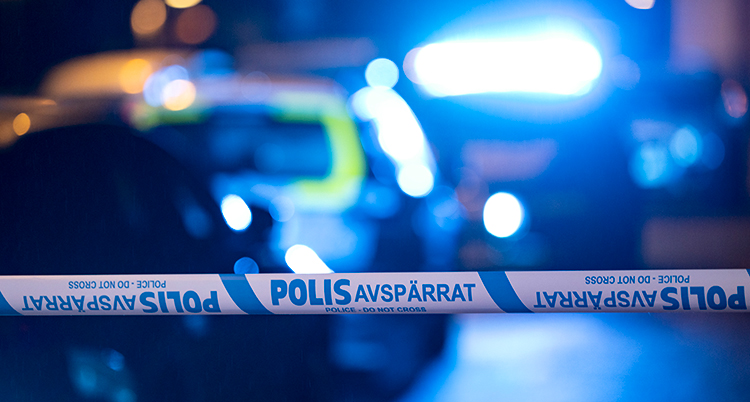 Poliserna har spärrat av en plats med ett band.