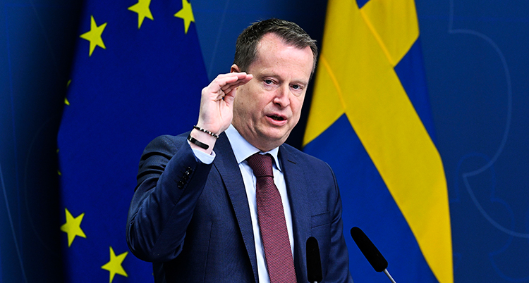 Minister Anders Ygeman talar.