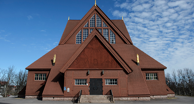 Kyrkan i kiruna är tegelröd.